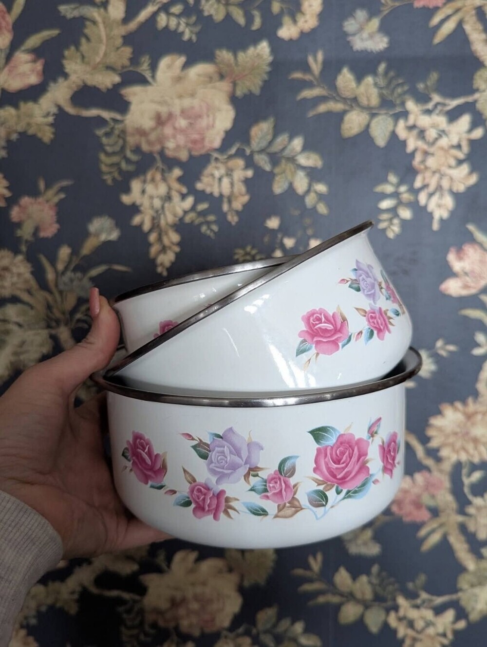 GMI WHITE ENAMELWARE NESTING BOWL SET WITH FLORAL ROSE PATTERN